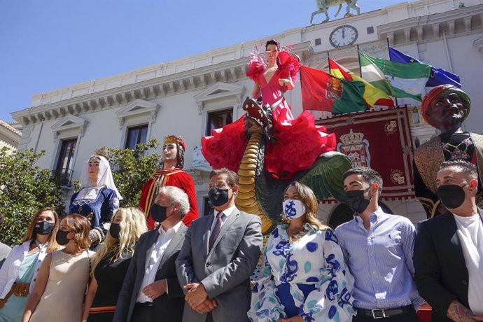 El alcalde de Granada, Luis Salvador, en el centro bajo la Tarasca, ataviada de flamenca por el Corpus 2021