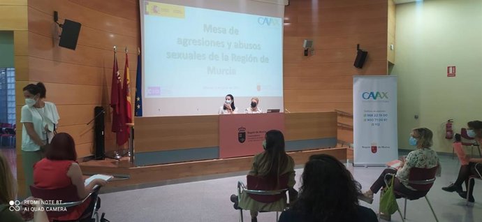 La directora general de Mujer, María José García, interviene en la Mesa de Agresiones y Abusos sexuales de la Región de Murcia.