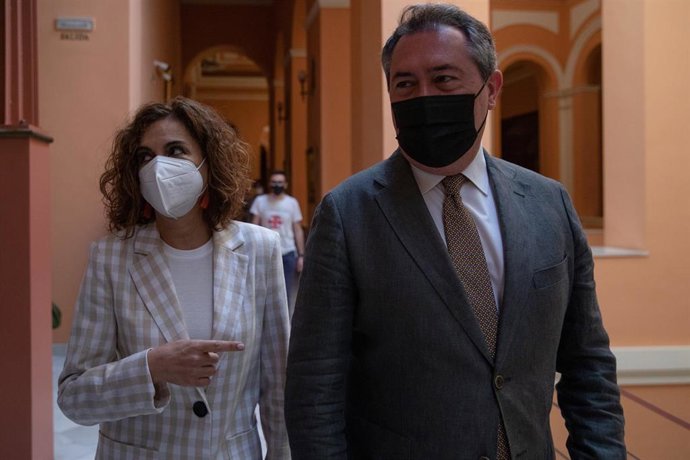 La ministra de Hacienda, María Jesús Montero, y el alcalde de Sevilla, Juan Espadas, antes de reunirse en el Ayuntamiento hispalense