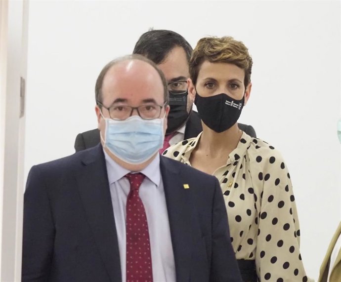 El ministro de Política Territorial y Función Pública, Miquel Iceta, la presidenta del Gobierno de Navarra, María Chivite, y el vicepresidente del Gobierno de Navarra Javier Remírez, tras el traspaso de la competencia de sanidad penitenciaria.