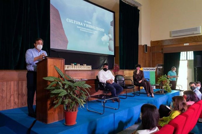 Fernández Vara inaugura el foro Cultura y Ruralidades