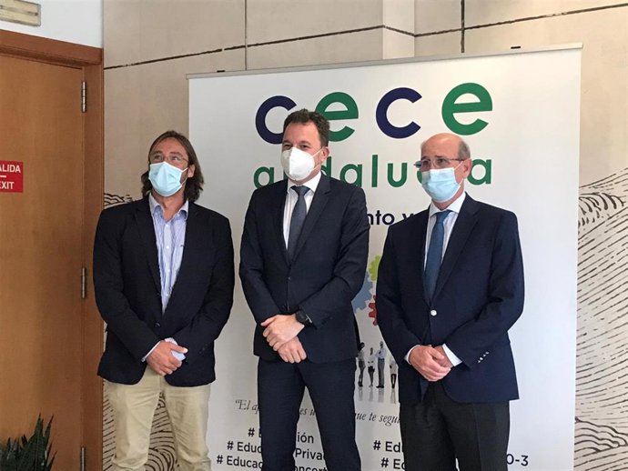 De izquierda a derecha: Jaime Gómez, director general de Aonia Educación; Santiago Romero, director general de SM España; y Rafael Caamaño, secretario general de CECE Andalucía.