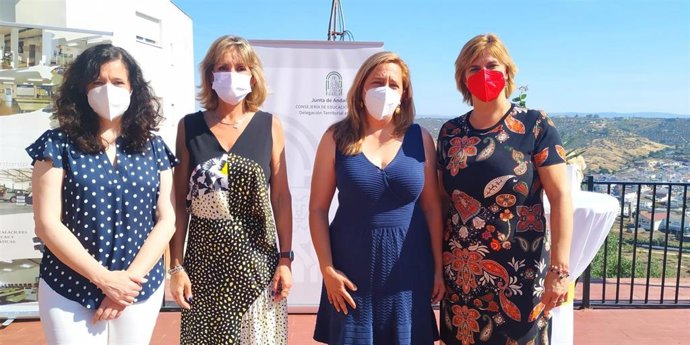 La delegada de Educación y Deporte de la Junta de Andalucía en Córdoba, Inmaculada Troncoso (segunda por la izda.), en su visita al IES Antonio Galán Acosta de Montoro.