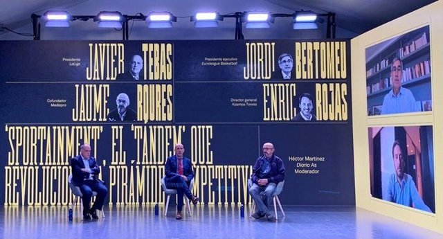 El presidente de LaLiga, Javier Tebas, y el cofundador de Mediapro Jaume Roures en el foro Industria y Deporte del diario As y 2Playbook.