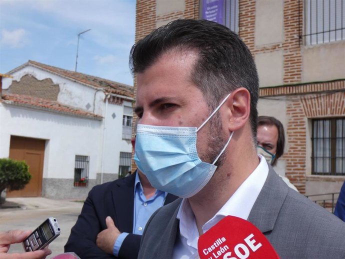 Luis Tudanca atiende a los medios en Villanueva de Gómez.