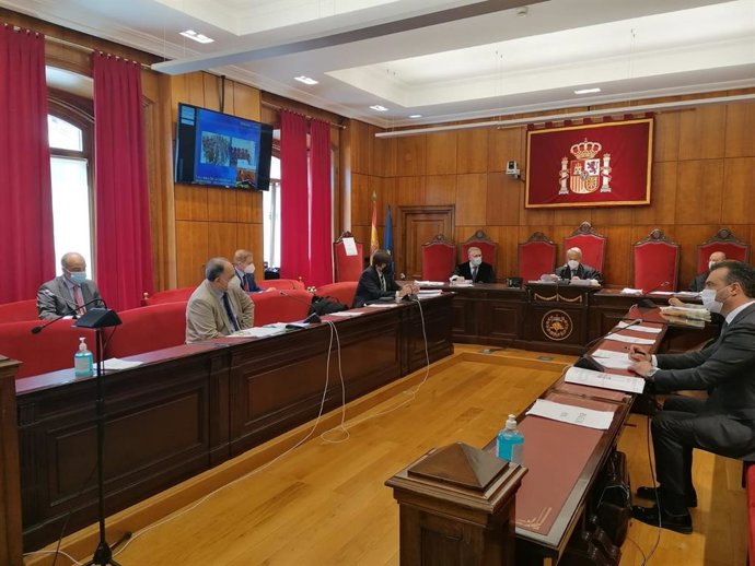 La sala Civil y Penal del TSJA en la vista del recurso de apelación de las defensas de los cuatro acusados del crimen del edil llanisco, Javier Ardines, contra el auto de la Audiencia Provincial.