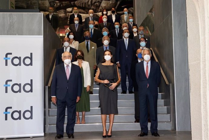 Fotografía de grupo de Su Majestad la Reina con los patronos de la FAD, a 2 de junio de 2021