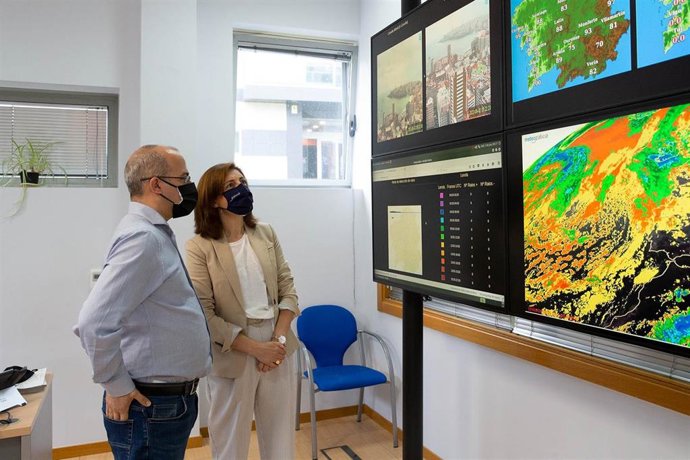A conselleira de Medio Ambiente, Territorio e Vivenda, Ángeles Vázquez, visita la sede de MeteoGalicia