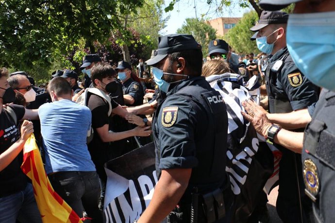 Actuación policial en la protesta de unos jóvenes por la visita de Felipe VI en la UJI