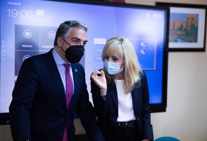 El consejero de la Presidencia, Elías Bendodo, y la secretaria general de UGT-A, Carmen Castilla, este miércoles en Sevilla.