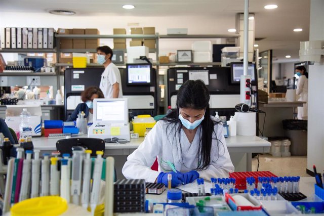 Archivo - Una investigadora trabajando en el laboratorio de Microbiología del Hospital Universitario de Badajoz