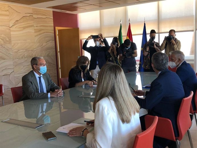 El consejero de Transformación Económica, Industria, Conocimiento y Universidades de la Junta de Andalucía, Rogelio Velasco, durante la reunión con el rector de la UCA, Francisco Piniella.