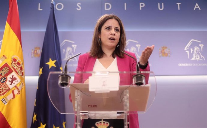 La vicesecretaria general del PSOE y portavoz del Grupo Parlamentario Socialista en el Congreso, Adriana Lastra, interviene en una rueda de prensa anterior a una Junta de Portavoces, a 25 de mayo de 2021, en el Congreso de los Diputados, Madrid, (España