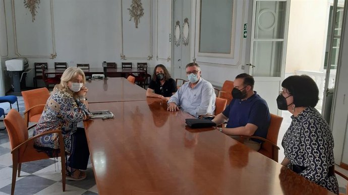 La delegada territorial de Cultura y Patrimonio Histórico de la Junta de Andalucía en Cádiz, Mercedes Colombo, durante la reunión con representantes de la Asociación Gaditana de Artesanos 'GadesArt'.