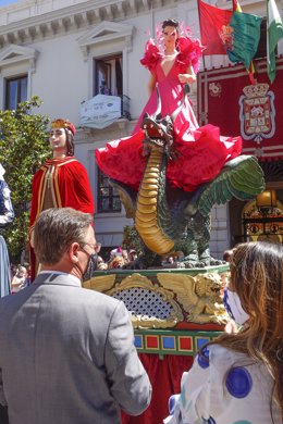 La Tarasca anuncia sobre un dragón los días grandes del Corpus con un vestido fucsia de inspiración flamenca.