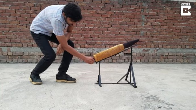 Esta bala gigante está hecha con un millón de cerillas