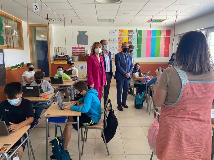 La delegada del Gobierno en Aragón, Pilar Alegría, y el consejero de Educación, Felipe Faci, han visitado el CEIP 'Lucien Briet' de Zaragoza