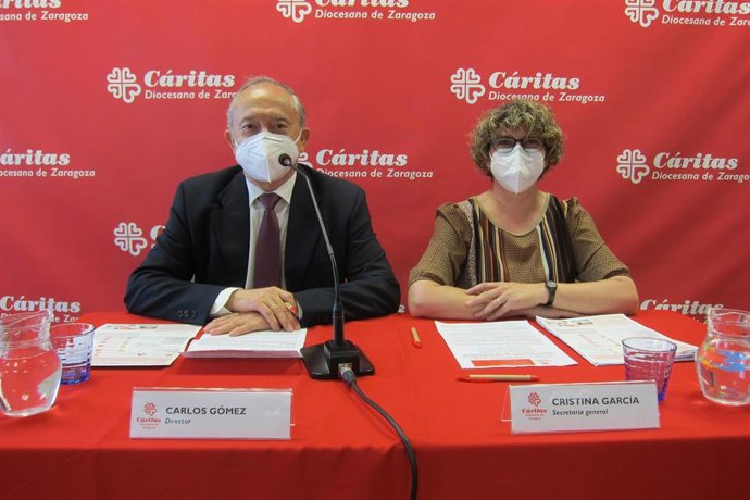 El director de Cáritas Zaragoza, Carlos Gómez Bahillo, y la secretaria general de la entidad, Cristina García.