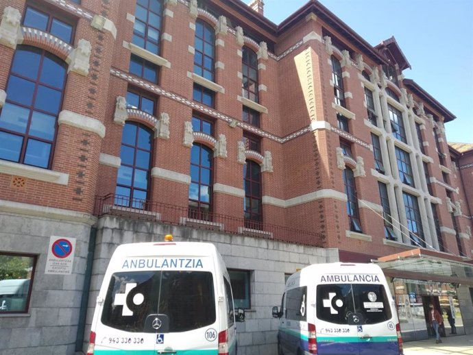 Ambulancias ante un pabellón del Hospital de Basurto, en Bilbao