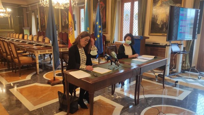 Covadonga Díaz, a la izquierda