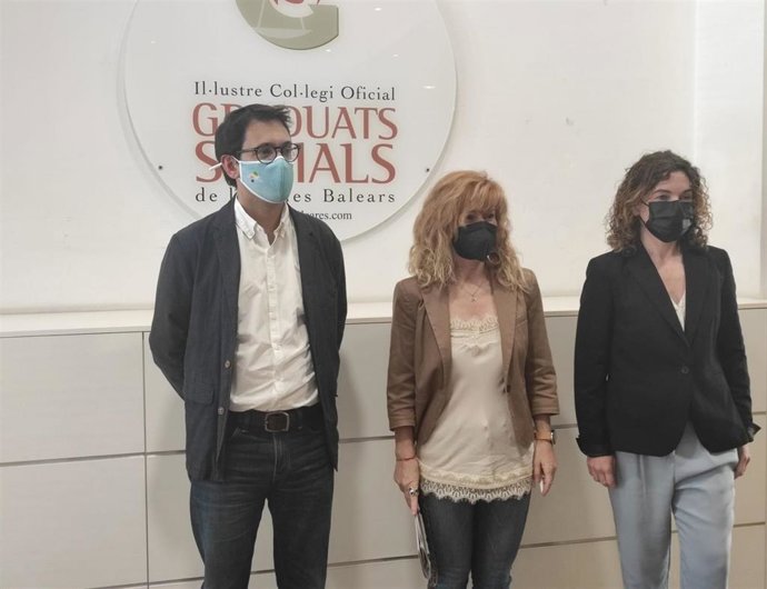 El conseller de Modelo Económico, Turismo y Trabajo, Iago Negueruela, y la consellera de Hacienda y Relaciones Exteriores, Rosario Sánchez, antes de un encuentro en el Colegio de Graduados Sociales de Baleares.