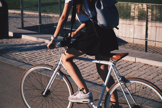 Mujer conduciendo en bicicleta.