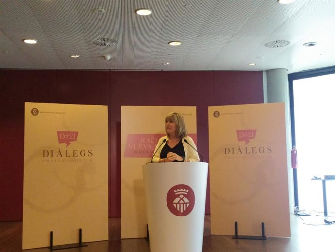 La alcaldesa de L'Hospitalet de Llobregat y presidenta de la Diputación de Barcelona, Núria Marín, este miércoles en atención a los medios