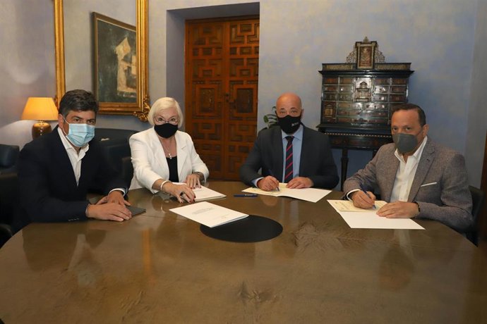 El presidente de la Diputación de Córdoba, Antonio Ruiz (segundo por la dcha.), en la firma del convenio con Facua y Augusta.