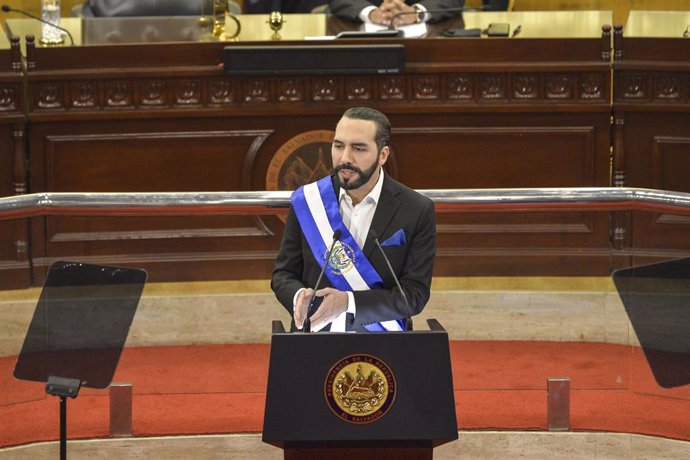 El presidente de El Salvador, Nayib Bukele, pronuncia un discurso en la Asamblea Legislativa con motivo del cierre de su segundo año de gestión. 