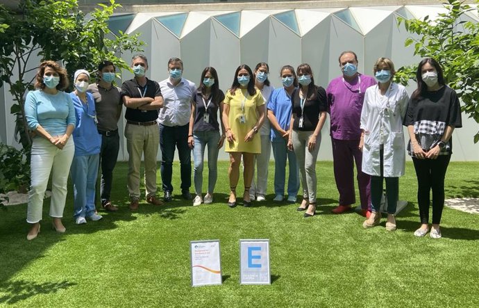 Personal del Hospital Mesa del Castillo de Murcia posa con el Sello de Excelencia Europea EFQM 400+