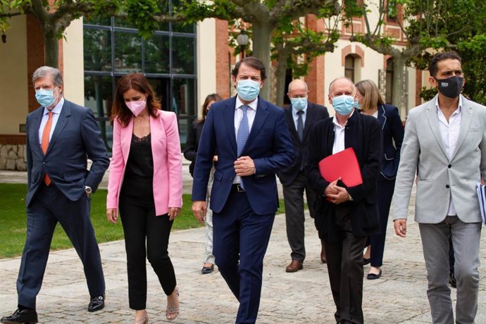 Fernández Mañueco, en el centro de la imagen, con los líderes sindicales a su izquierda y la consejera de Empleo e Industria y el presidente de la patronal, a su derecha.