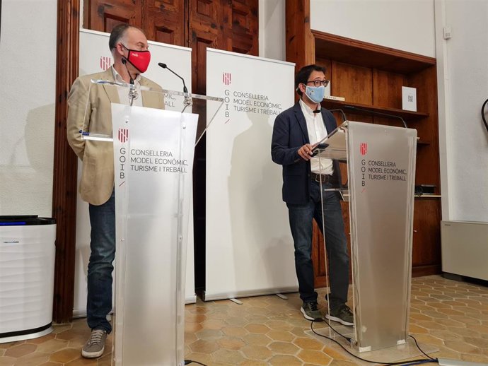 El conseller de Modelo Económico, Turismo y Trabajo, Iago Negueruela, y el director general de Modelo Económico y Empleo, Lloren Pou, en la rueda de prensa.