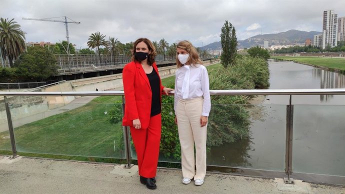 La alcaldesa de Barcelona, Ada Colau, y la vicepresidenta del Gobierno y ministra de Trabajo y Economía Social, Yolanda Díaz, en su visita al barrio del Bess