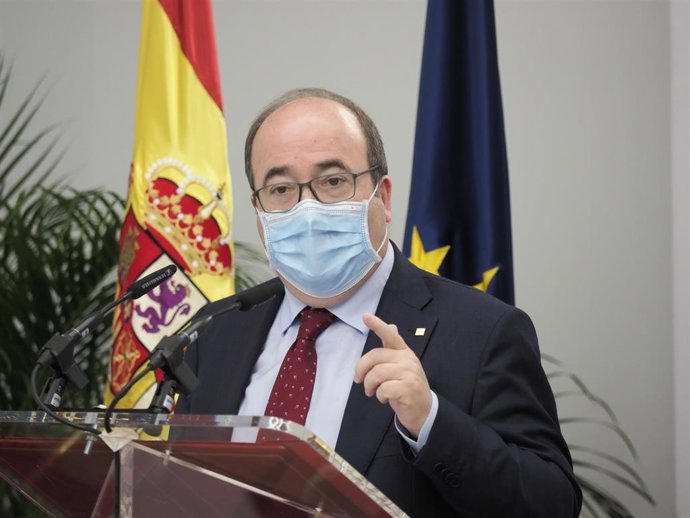 El ministro de Política Territorial y Función Pública, Miquel Iceta, en una comparecencia ante los medios en Pamplona tras formalizar el traspaso de la sanidad penitenciaria a Navarra, a 2 de junio de 2021.