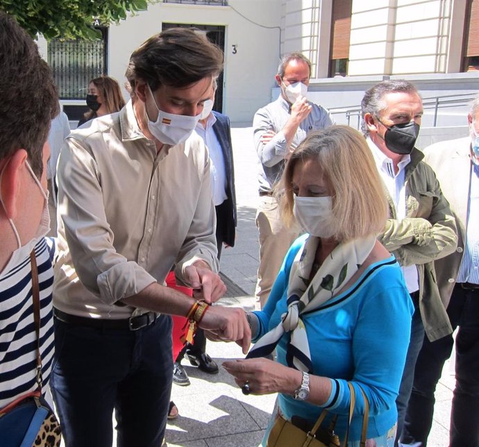 El vicesecretario de Comunicación del Partido Popular, Pablo Montesinos, recibe una medida de la Virgen del Pilar con la bandera de España durante su visita a Zaragoza.