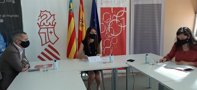 La consellera de Innovación, Universidades, Ciencia y Sociedad Digital, Carolina Pascual, (centro), preside la sesión constitutiva del  Observatorio de Brecha Digital de la Comunitat Valenciana.