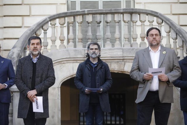 Archivo - (I-D) El expresidente de la ANC y exdiputado de JxCat, Jordi Sànchez, el presidente de Òmnium Cultural, Jordi Cuixart y el líder de ERC y exvicepresidente del Govern, Oriol Junqueras durante un acto unitario de partidos independentistas, en los 
