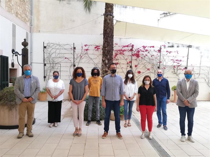 La consellera de Presidencia, Función Pública e Igualdad, Mercedes Garrido; la presidenta del Consell de Mallorca, Catalina Cladera, y el alcalde de Manacor, Miquel Oliver, durante la presentación de una convocatoria de ayudas.