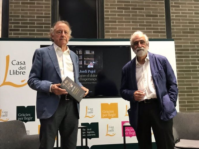 El periodista Vicen Villatoro presenta el libro 'Jordi Pujol. Entre el dolor y la esperanza' acompañado del también periodista Josep Ramoneda
