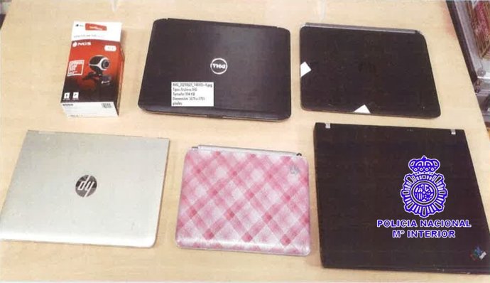 Material ocupado al presunto autor del robo en una tienda de informática del barrio de Pajarillos.