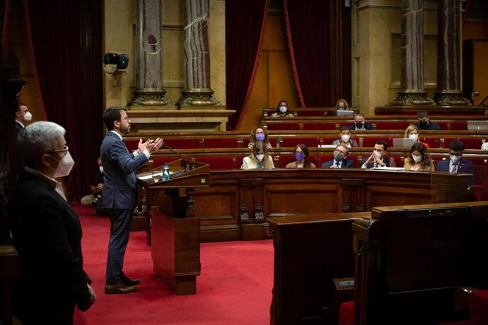 El presidente de la Generalitat, Pere Aragons, interviene en el pleno del Parlament.