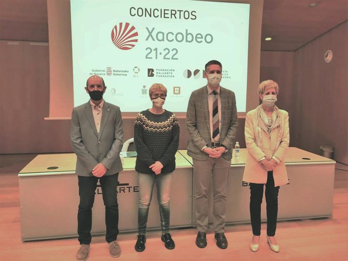 I-D: José Luis Jaurena, Vocal de Cultura de Luzaide/Valcarlos; María Antonia Rodríaguez, directora gerente de Fundación Baluarte; Ignacio Apezteguía, director general de Cultura  Institución Príncipe de Viana; y Yolanda González, alcaldesa de Viana.