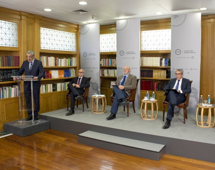 El catedrático de economía de UCM, Miguel Jerez; catedrático de economía de UPF, José García Montalvo, José María Méndez, director general de CECA, y el presidente del ICO, José Carlos García de Quevedo, en un debate organizado por Fundación Ramón Areces