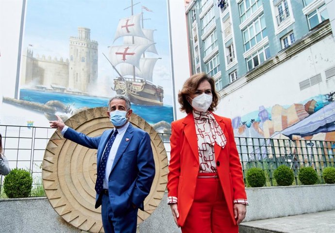 El presidente de Cantabria, Miguel Ángel Revilla, y la vicepresidenta del Gobierno central, Carmen Calvo, tras mantener una reunión en el Ejecutivo autonómico.