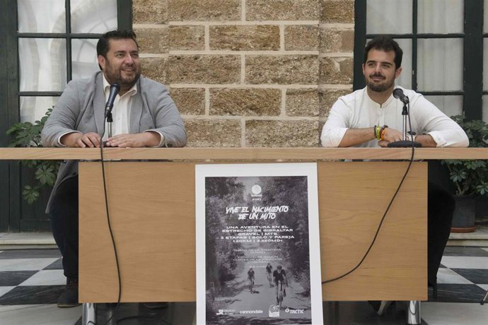 El diputado de Deportes de la Diputación de Cádiz, Jaime Armario, y el responsable de El Mito, Aitor Calle.