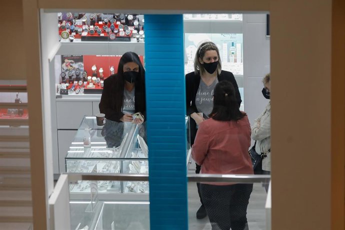 Archivo - Empleadas en el interior de una joyería en un centro comercial.