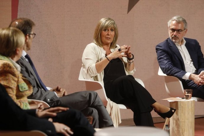 La alcaldesa de L'Hospitalet de Llobregat, Núria Marín, en los Diálogos para la reconstrucción #ObrimFil organizado por el Ayuntamiento de L'Hospitalet.