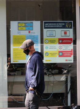 Un hombre pasa por una oficina del SEPE, el día en el que se han conocido los datos de paro de mayo, a 2 de junio de 2021, en Madrid (España). 