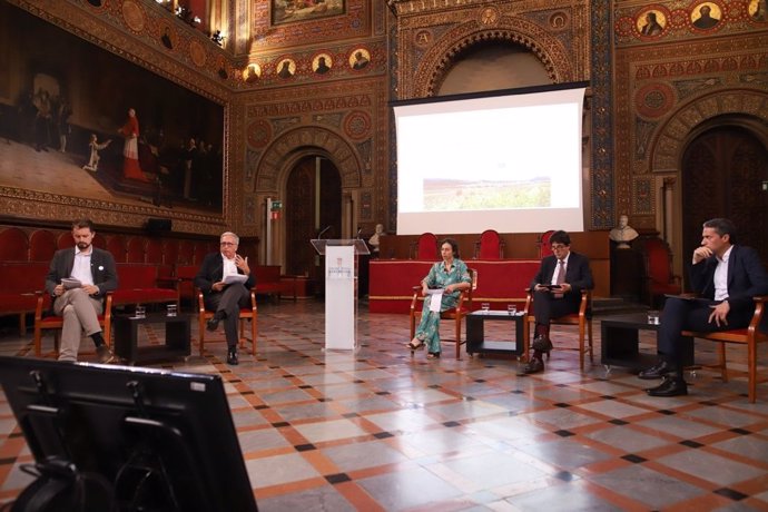 Expertos en movilidad participan en un debate sobre cambio climático en el marco de la IX Jornada Ambiental organizada por la Universitat de Barcelona y Familia Torres.