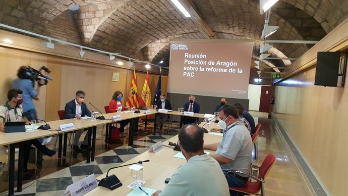 El consejero de Agricultura, Ganadería y Medio Ambiente, Joaquín Olona, se reunió con los representantes de PSOE, CHA, Podemos, Ciudadanos, IU, UAGA-COAG y UPA en la Sala Hermanos Bayeu, del edificio Pignatelli